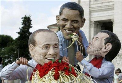 G-8 toplantısı, liderlerin aile fotoğrafı çektirmelerinin ardından İtalya Başbakanı Berlusconi'nin düzenlediği bir basın toplantısıyla sona erdi. Zirveye liderlerin çapkın bakışları damga vurdu.