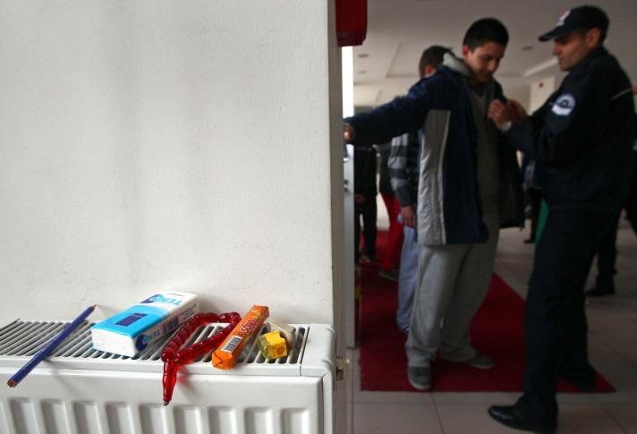 Giriş kapılarında üzerleri aranan adaylar, sırayla salonlara alındı.