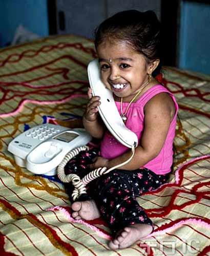 Jyoti Amge 15 yaşında bir kız çocuğu. Hindistanın Nagpur kentinde ailesiyle yaşıyor. Onu yaşıtlarından ayıran bir fark var: En ufak insan o: Boyu 35 santim, ağırlığı taş kadar!