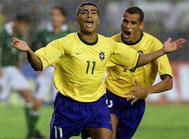 ROMARİO: Siyasete atılan Brezilyalı efsanevi futbolcular arasına yakın geçmişte giren isimlerden biri de Romario.
Flamengo, Vasco da Gama, Fluminense, PSV Eindhoven, Barcelona ve Valencia'da forma giyen ve 4 yıl önce futbolu bırakan Romario, Brezilya Milli Takımı'nın 1994 yılında Dünya Kupası'nı kazanan kadrosunda yer alıyordu.
1000 gole ulaşan sayılı forvetlerden biri olarak tarihe geçen Romario, 2 yıl önce Brezilya Sosyalist Partisi'ne üye olmuştu.
45 yaşındaki Romario, geçen yıl yapılan genel seçimlerde milletvekili seçildi. Seçim kampanyasında, engelliler için spor programlarını yürürlüğe koyacağını vadeden Romario, Rio eyaletindeki yoksul gençler için spor merkezleri kurulması ve engelli çocuklara sosyal yardım yapılması gerektiğini belirtmişti.
Romario, milletvekili seçildikten sonra, Rio Belediye Başkanı olmak istediğini de söylemişti.