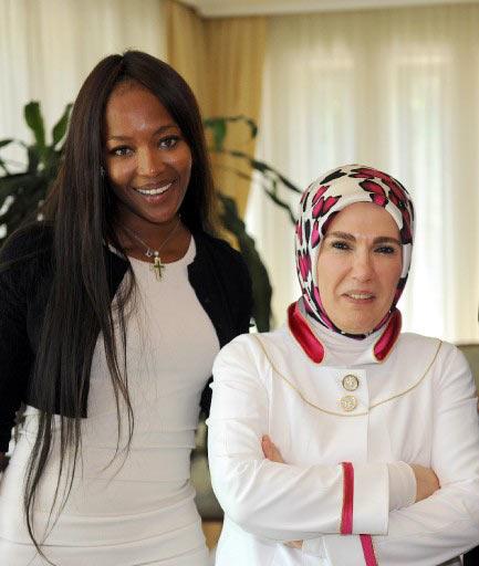 Dünyaca ünlü manken Naomi Campbell Başbakan Erdoğan'ın eşi Emine Erdoğan'a konuk geldi. Başbakanlık Resmi Konutu'nda, 1 saat 50 dakika süren görüşmeden geriye renkli kareler kaldı.