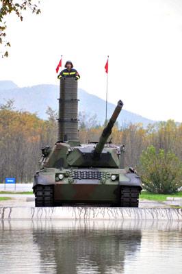 Dünya çapında önemli bir savunma sanayi markası olma yolunda önemli adımlar atan Aselsan, TSK'nın elindeki 171 adet Leopard-1 Tankının atış sistemini Volkan Atış Kontrol'üyle geliştirip, tanıttı