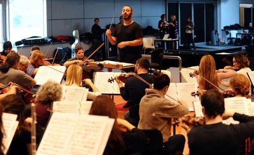 İstinye'deki Borusan Oto binasında ger&ccedil;ekleştirilen &ccedil;alışmalarda Cem Yılmaz, esprileriyle orkestra &uuml;yelerini ve izleyenleri g&uuml;ld&uuml;rd&uuml;.