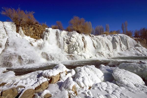 Her yıl Aralık ayının sonunda ya da Ocak ayında donan Şelalenın bu yıl Aralık ayının basında yer yer donarak beyaza burundugu ve Pamukkale'ye benzeyen bır goruntuye kavustugu goruldu.