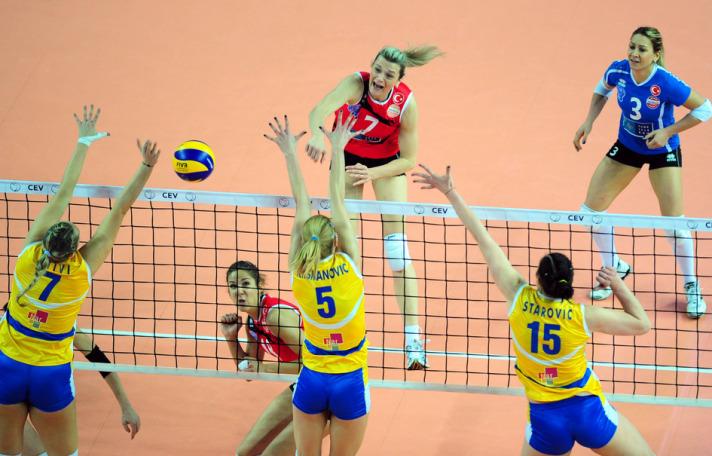 Ve final, Fenerbahçe Acıbadem galibiyeti ancak ve ancak şapiyonlukla anlam kazanabilirdi. Yarı finalde Türkiye kazandı ama finalde de Türkiye kazanmalıydı. Rakip Azerbaycanın Rabita Bakü takımıydı...