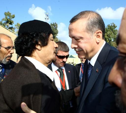 Başbakan Erdoğan ile Libya Lideri Albay Muammer Kaddafi arasındaki görüşme sona erdi. Albay Kaddafi'nin çadırında yapılan görüşme, yaklaşık iki buçuk saat sürdü. Erdoğan'ın ABD'nin bombaladığı binanın defterine düştüğü not dikkat çekti.