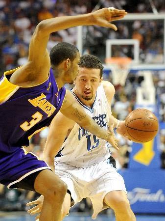 ABD Profesyonel Basketbol Ligi (NBA) final serisinde, beşinci maçta deplasmanda Hidayet Türkoğlu'nun da formasını giydiği Orlando Magic'i 99-86 mağlup eden Los Angeles Lakers, şampiyon oldu.
