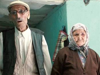 Ayşe Ninenin Nazilliye gelmesinin sebebi de aslında tepki, ç0ocuklarının son bayramda ziyarete gelmemeleri bardağı taşıran son damla olmuş: Oruç bayramında da gelmediler, o çok zoruma gitti, bi evi kapatıverdim geldim. Eşya hiçbir şey getirmedim, sırtımla geldim. Köyünde yıllardır yalnız yaşayan Ayşe Ninenin emekli aylığı yok, iki yıldır yaşlı aylığı bağlanmış, çocuklarını, pazara çıkarak, konu komşunun işini görerek büyütmüş.