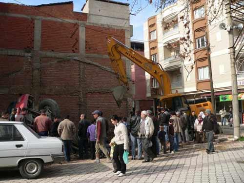 Manisanın Turgutlu ilçesinde bir inşaat firmasına ait kamyon bina temeli için kazılan çukura düştü