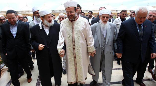 Diyanet İşleri Başkanı Mehmet Görmez, Siirt'te cuma namazı kıldırdı. Vazında Müslüman olarak doğmanın büyük bir nimet olduğunu ifade eden Görmez, iman kardeşliğine vurgu yaptı.