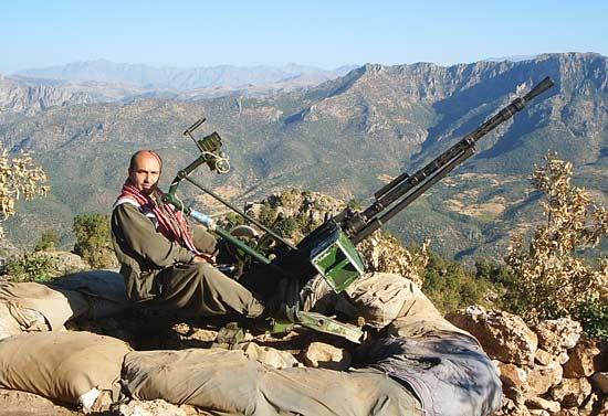 Terörist Orhan Yılmazkaya Zap dağında olduğu tahmin edilen PKK kampında uçaksavarla poz vermiş...