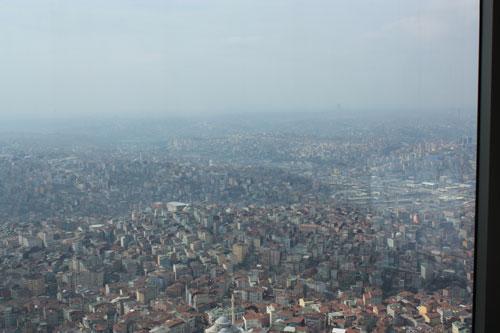 Aşağıda bir eviniz olsaydı bu bina kalabalığında bulmak zor değil imkansız olurdu...