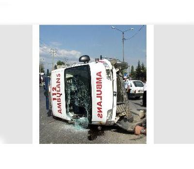 Trafik kazasından yaralı olarak kurtarılıp, hastaneye kaldırılırken ambulansın kaza yapması sonucu ölüm. (Ülkemizin bir çok şehrinde)