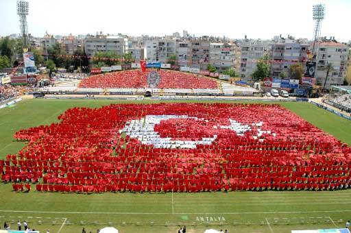 19 Mayıs Atatürk'ü Anma ve Gençlik ve Spor Bayramı, yurt genelinde törenlerle kutlandı. Ankara'da bayram Cumhurbaşkanı Gül'ün de katıldığı törenle, 19 Mayıs Stadyumu'nda kutlandı.