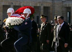 Mustafa Kemal Atatürk'ün ebediyete intikalinin 70. yılı yurtta, KKTC ile dış temsilciliklerde anıldı. Gül'ün başkanlığındaki devlet erkanı Atatürk'ün huzurundaydı...