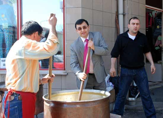 Isparta'da bazı işadamı ve esnaflar, Belediye Başkanı Hasan Balaman'ın başkanlık yarışını kaybetmesinin ardından deve kurban ederek kazanlarda helva kardı. Kesilen devenin eti pilav ve helva ile halka dağıtılacak.