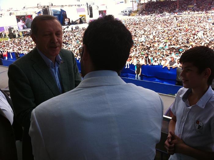 AK Parti mitinglerinin vazgeçilmez şarkısı 'Haydi Anadolu'nun söz ve bestecisi Uğur Işılak da, Başbakan Erdoğan'ın konuşmasının öncesinde alanı dolduran binlerce gençle beraber sevilen eserleri ve 'Haydi Anadolu' şarkısını söyledi..