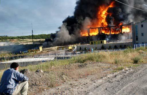 Kocaeli'nin Dilovası ilçesinde boya ve kimyevi maddelerin bulunduğu depoda çıkan yangın kısmen kontrol altına alındı. Alevlerin kimyevi maddelerin bulunduğu 27 tanka sıçraması engellendi.