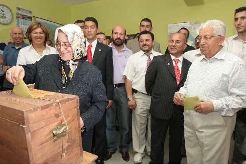 Saadet Partisi Genel Başkanı Recai Kutan ve eşi Mebrure Kutan 22 Temmuz 2007 seçimlerinde oylarını kullanırken...