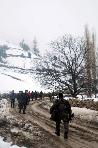 BBP lideri Yazıcıoğlu'nu taşırken düşen hekikoptere ulaşma çabaları aralıksız sürüyor. Helikopter için adeta bir ordu seferber edildi...