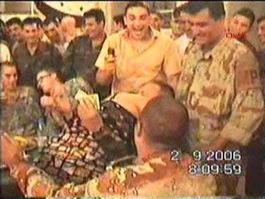 Saddam Hüseyin'in Tikrit'teki sarayında felekten bir gece çalan Amerikalı askerler ve Kürt peşmergeler Kürt ve Arap kadınlarla böyle eğleniyorlar...