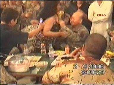 Saddam Hüseyin'in Tikrit'teki sarayında felekten bir gece çalan Amerikalı askerler ve Kürt peşmergeler Kürt ve Arap kadınlarla böyle eğleniyorlar...