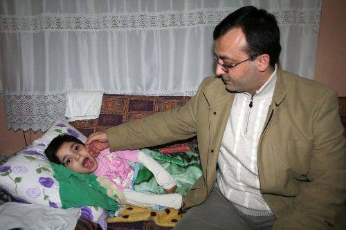 İzmir'de hırsızların nefessiz bıraktığı Melisa Şanlı'nın (6) hikayesi, olayı televizyon ve gazetelerden öğrenen herkesin yüreğini burktu. Hayırseverler, iki yıl önce tren kazası sonucu yatağa bağımlı hale gelen küçük kıza vakit kaybetmeden yardım eli uzattı. (CİHAN/Özdemir Özkan)