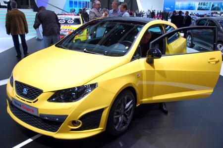 Standart donanım, sayısız aktif ve pasif güvenlik sistemleri, konfor öğeleri ve modellerin  sportifliğini artırmaya yardımcı diğer özelliklerin yer aldığı SEAT Ibiza CUPRAda geniş bir donanım yelpazesi bulunuyor. Her iki modelde de ESP, TCS + EBA, XDS, ABS, düşük lastik basıncı ikazı, sürücü ve yolcu ön  yan hava yastığı, özel spor süspansiyon, dönüşe duyarlı bi-xenon farlar, Kolay giriş sistemli yolcu koltuğu, direksiyondan kumandalı vites  sistemi, 17 inç alüminyum alaşım jantlar gibi birçok özellik standart olarak sunuluyor. Bocanegrada ortak standart özelliklere ek olarak, gösterge paneli üzerinde ve direksiyon simidinde iç mekânın özgünlüğünü artıran Karbon malzeme detayları bulunuyor.