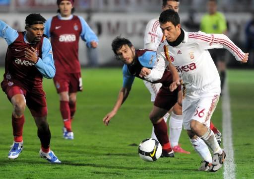 4 golle biten ve nefes kesen Trabzonspor-Galatasaray maçında sahada oyuncular mücadele verirken tribünlerde de renkli görüntüler vardı.