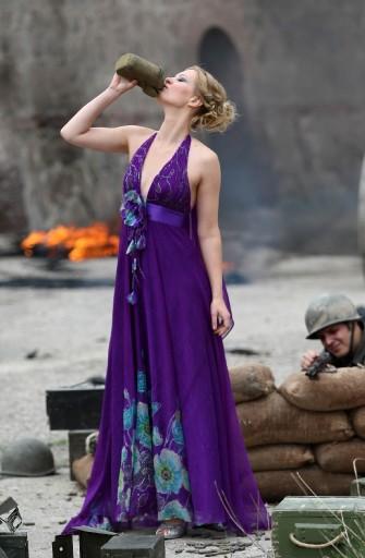 Bir giyim firmasının reklam filmi çekimi için İkinci Dünya Savaşı'nın trajik manzaraları yeniden oluşturuldu ama savaş meydanında bu kez Manken Evelina Bogdanovska da vardı.