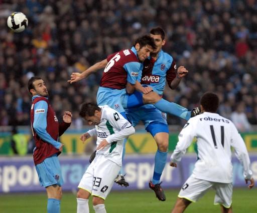 Trabzonspor şampiyonluk yarışında önemli bir yara aldı ve kendi sahasında Denizlispor'a 2-0 yenilmekten kurtulamadı. Trabzonspor'da büyük üzüntü yaşanıyor, denizli sevinçten uçuyor