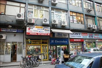 Doğubank işhanında teknolojik ürünleri incelemek