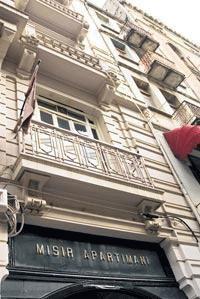 Ünlü şair Mithat Cemal Kuntay da burada hayata veda etti. "Mısır Apartmanı" ayrıca Fuat Şemsi İnana, Türkiye Cumhuriyetinin kurucusu Ulu Önder Atatürkün dişçisi Musevi asıllı Sami Günzberge de ev sahipliği yaptı. Atatürkün de dişçisinin muayenehanesi