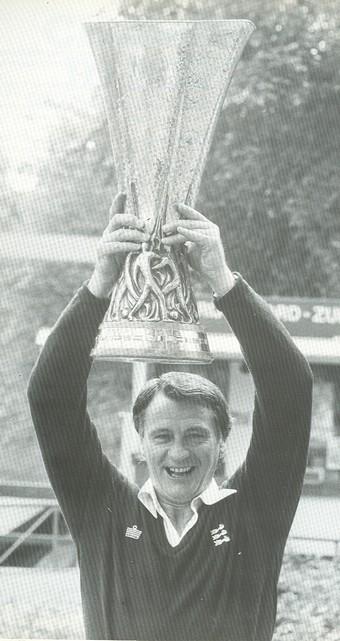 İngiltere Milli Takımı'nın eski futbolcusu ve teknik direktör Sir Bobby Robson'un 76 yaşında İngiltere'nin County Durham kentindeki evinde kansere yenik düştüğü bildirildi.