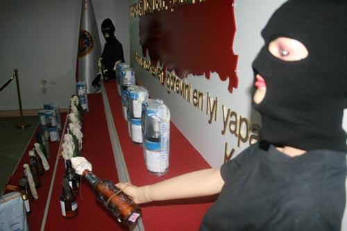 Cezaevlerindeki ölüm oruçlarının ardından yapılan 'Hayata dönüş operasyonları'nı protesto etmek için molotoflu ve havai fişekli eylem yaptıkları iddia edilen 6 terör örgütü üyesi yakalandı.