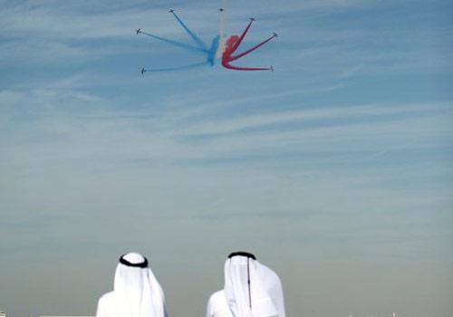 Dubai, Birleşik Arap Emirlikleri'nde gerçekleştirilen Dubai Air Show'un son gününde Fransız akrobasi ekibi, Dubai Uluslararası Havalimanı'nda izleyenlerin ağzını açık biraktıran bir gösteri düzenledi.