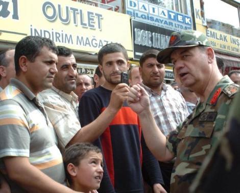 Genelkurmay Başkanı Orgeneral İlker Başbuğ, Van'ın Cumhuriyet Caddesi'nde vatandaşların sevgi gösterileriyle karşılandı.