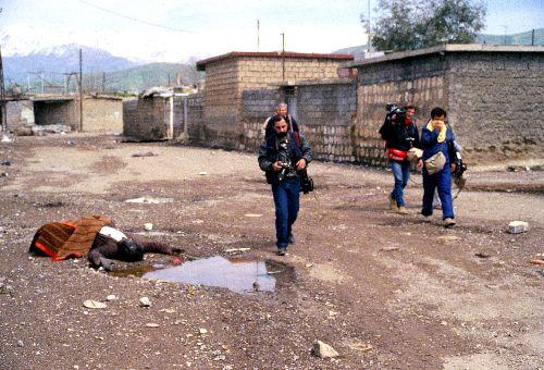 Halepçe katliamının sembolü olan ve heykelleştirilen resmini diken gazeteci Ramazan Öztürk, kimyasal Ali davasında tanıklık yapacak. İşte Öztürk'ün çektiği yayınlanmamış katliam kareleri