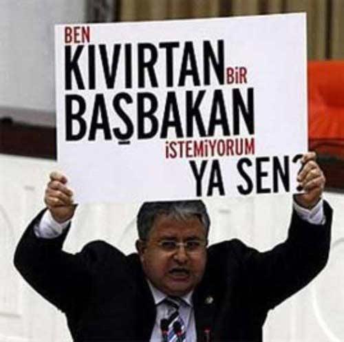EN AJİTE EDEN
CHP Milletvekili Şevki Kulkuloğlu, Genel Kurulda kürsüde konuşurken, pankart açıp, Başbakan Erdoğana dansöz dedi.
