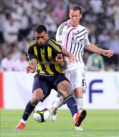 Futbol Federasyonu tarafından bu yıl 4. kez düzenlenen TFF Süper Kupa'yı, Beşiktaş'ı 2-0 yenen Fenerbahçe kazandı. Goller Alex'den geldi...