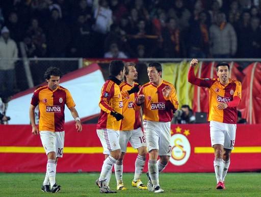 G.Saray-Hambur maçında Ali Sami Yen tartihi günlerinden birini daha yaşarken protokol tribününde ağı isimler vardı.
