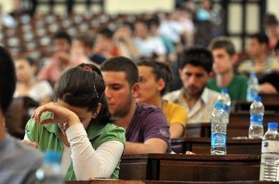 Yarın Yükseköğrenime Geçiş Sınavı yapılacak. Günlerdir televizyon programlarında uzmanlar, evlerde ebeveynler öğrencilere tavsiyelerde bulunuyor. Ancak sınav günü beklenti yalnız öğrencilerden değil. Başta aileler olmak üzere, şoförlere, inşaatçılara, seyyar satıcılara, ve polislere de görev düşüyor.Üniversite sınavına girecekler için yarın büyük gün! Aylardır hazırlandıkları Yükseköğretime Geçiş Sınavı (YGS) geldi çattı. Mide bulantıları, baş ağrıları, kalp çarpıntıları, hak getire. Uykusuz geceler de cabası. Oysaki uzmanlar televizyonlarda bas bas bağırıyor: Erken yatıp erken kalkın, sınav düzenini şimdiden kurun, aman ha sağlıklı beslenin, sınav stratejinizi belirleyin, sınav günü yanınıza alacaklarınızı şimdiden hazırlayın vs. Uzaktan söylemesi kolay tabii! Bir de sizin yerinizde olsalar! Biz size yüklenmeyeceğiz, merak etmeyin. Bu yazı YGS'ye girmeyenler için. Biraz da onlar koysun bakalım ellerini bu ağır taşın altına...