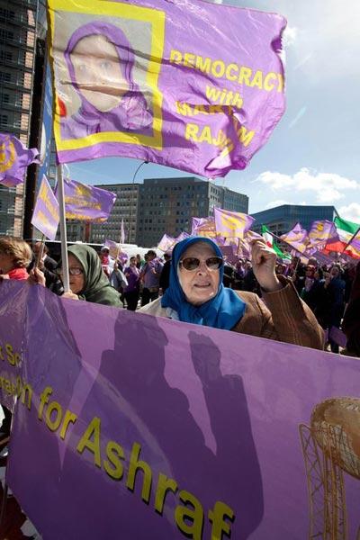 Protestocular, Irak'ı ziyaret ederek kampal incelemelerde bulunan Avrupa Parlamentosu heyeti tarafından a&ccedil;ıklanan Eşref M&uuml;lteci Kampındaki Krizin &ccedil;&ouml;z&uuml;m&uuml; i&ccedil;in yapılan &ouml;neriye destek verilmesini istediler.