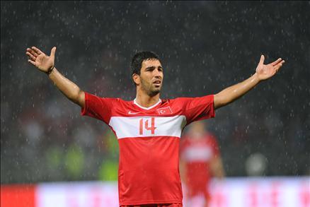 Türkiye hazırlık maçında Fransa ile karşılaştı. 10 kişi tamamladığımız maçta İbrahim Üzülmez'in kendisini sollayan Anelka'yı indirmesi sonucu kazanılan penaltıdan Benzema'nın golü skoru belirledi..