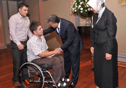 Cumhurbaşkanı Gül'ün Köşk'te verdiği ilk iftara katılan Gaziantepli bir şehit anası ile arasında geçen diyalog Türkiye gerçeğini bir kez daha ortaya koydu. Tüylerin diken diken olduğu an: