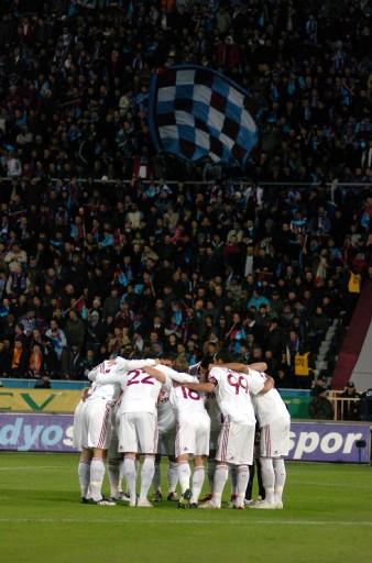 4 golle biten ve nefes kesen Trabzonspor-Galatasaray maçında sahada oyuncular mücadele verirken tribünlerde de renkli görüntüler vardı.