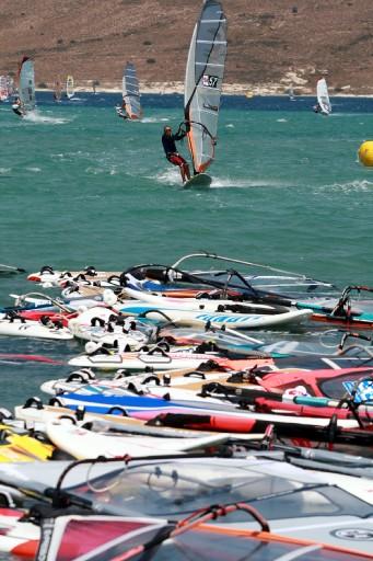 Türkiye Yelken Federasyonu'nun (TYF) o organize ettiği Windsurf Türkiye Şampiyonası'na 2. ayağı Alaçatı'da sürüyor.