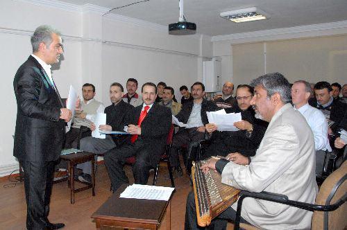 Samsun Diyanet Mensupları Derneği (SADİMDER)'ni kuran imamlar, dernek binasında musiki &uuml;zerine kurs g&ouml;rmeye başladı. 35 imamın katıldığı musiki kursunda nota, solfej, repertuar, us&uuml;l, icra ve ses eğitimi veriliyor. (CİHAN/Fatih Yal&ccedil;ıner)