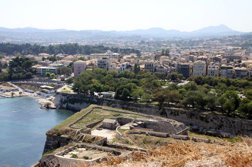 Kaleden Corfu eski şehrini seyretmek keyifli. Ama öğle sıcağında çıkınca eziyete dönüşebilir.