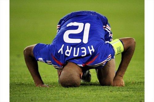 Eşsiz yeteneği ve süratine rağmen aklımda hep düzenbaz ve ikiyüzlü bir futbolcu olarak kalacak.
Kimi otoritelere göre futbol tarihinin en iyi 10 futbolcusundan biri.